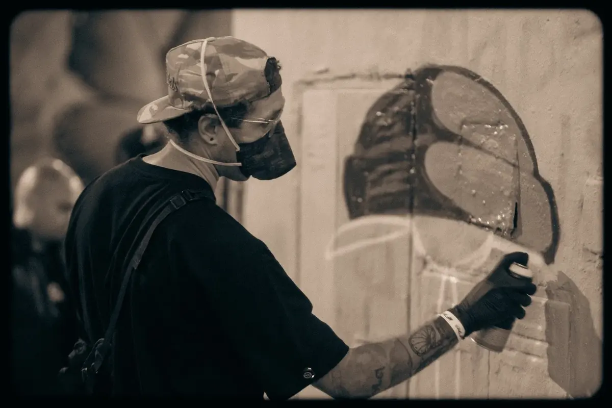 Artista grafitando durante o evento