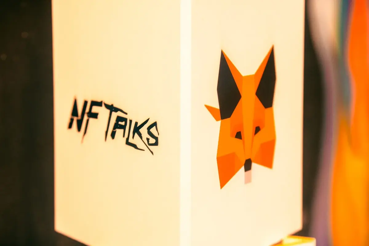 Caixa com as marcas NFTalks e MetaMask