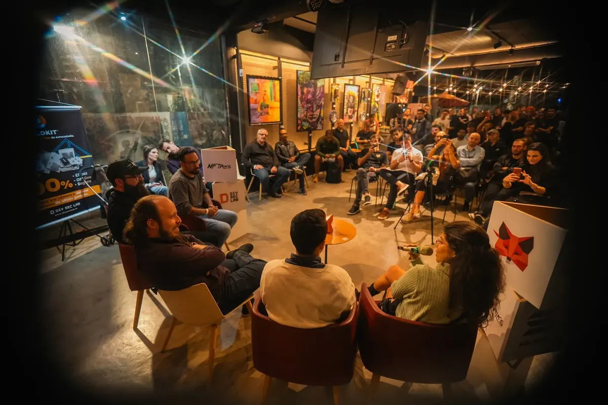 Roda de conversa com o público em volta