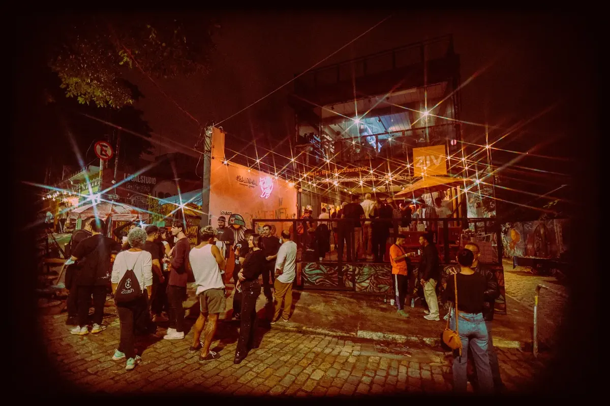 Público na área externa à noite