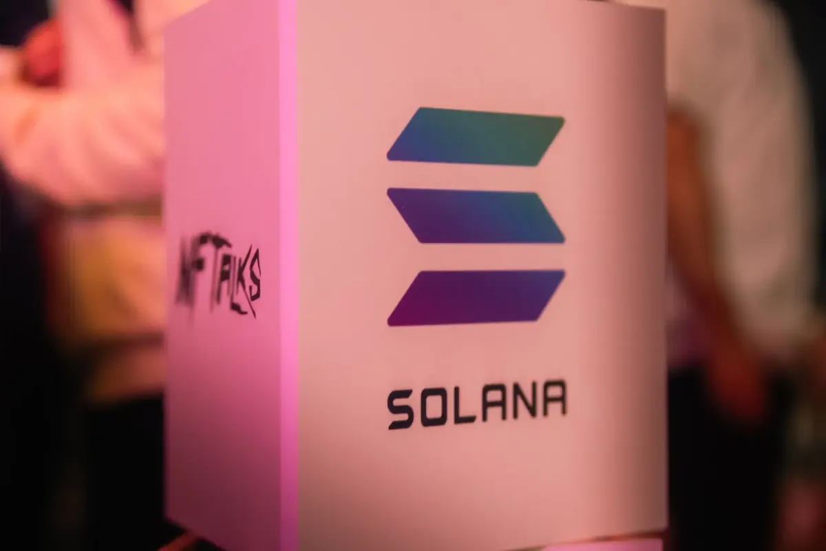 Caixa com as marcas NFTalks e Solana